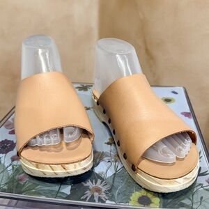 beek Monarch Sandals EUC